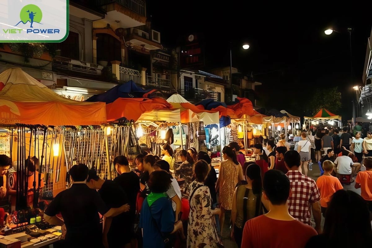Buy souvenirs at Hanoi Weekend Night Market