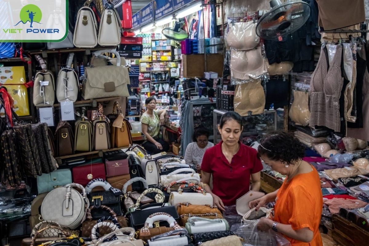 Buy social bags at dong xuan market