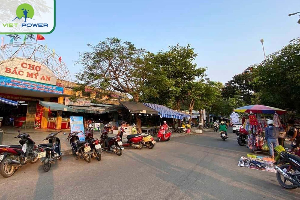 Buy clothes in front of the market gate