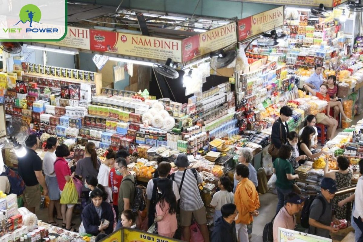 Han market is crowded with customers at 9 o'clock.