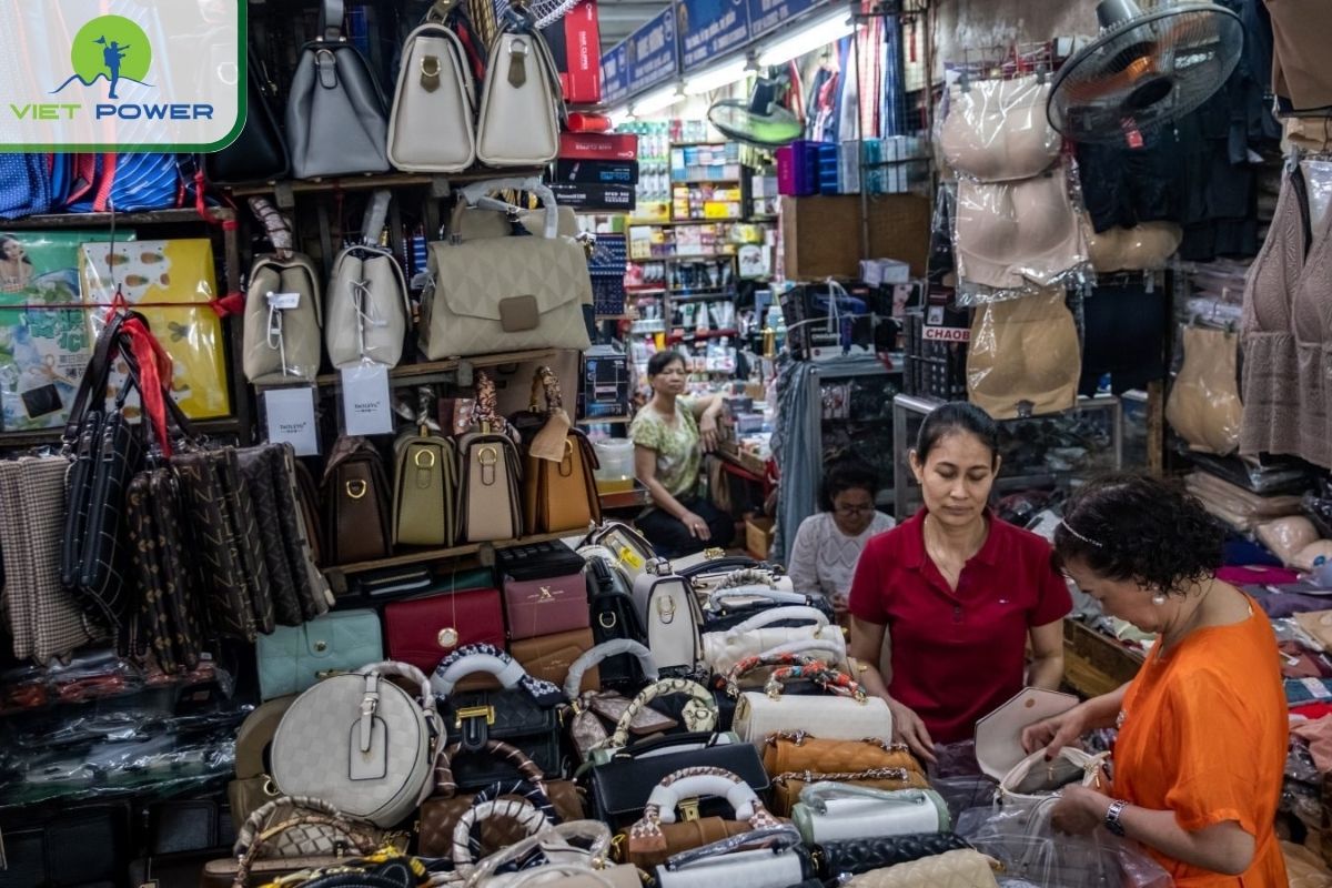 Buy bags and accessories at An Dong market