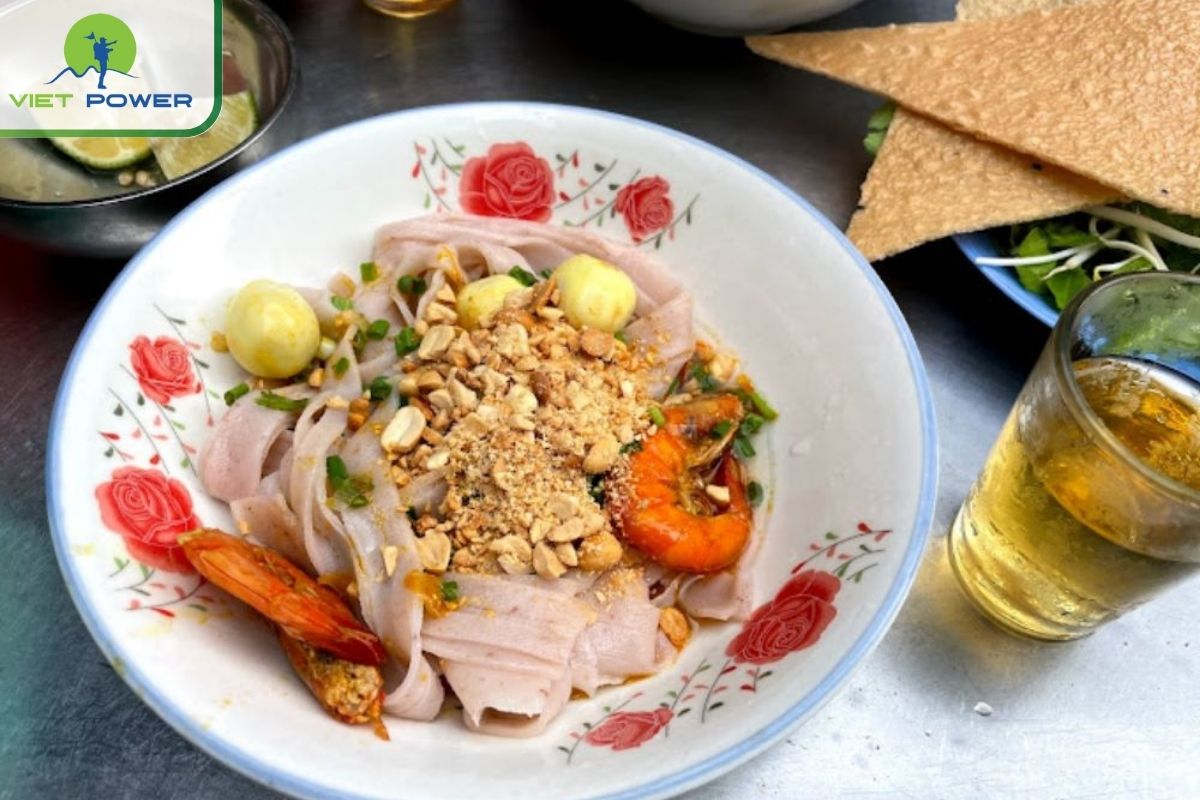 Eat Mi Quang near An Dong market