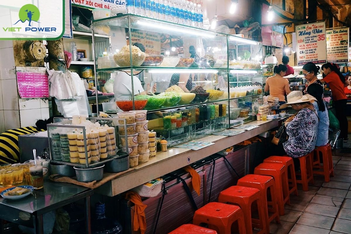 Eat sweet soup at Ben Thanh market