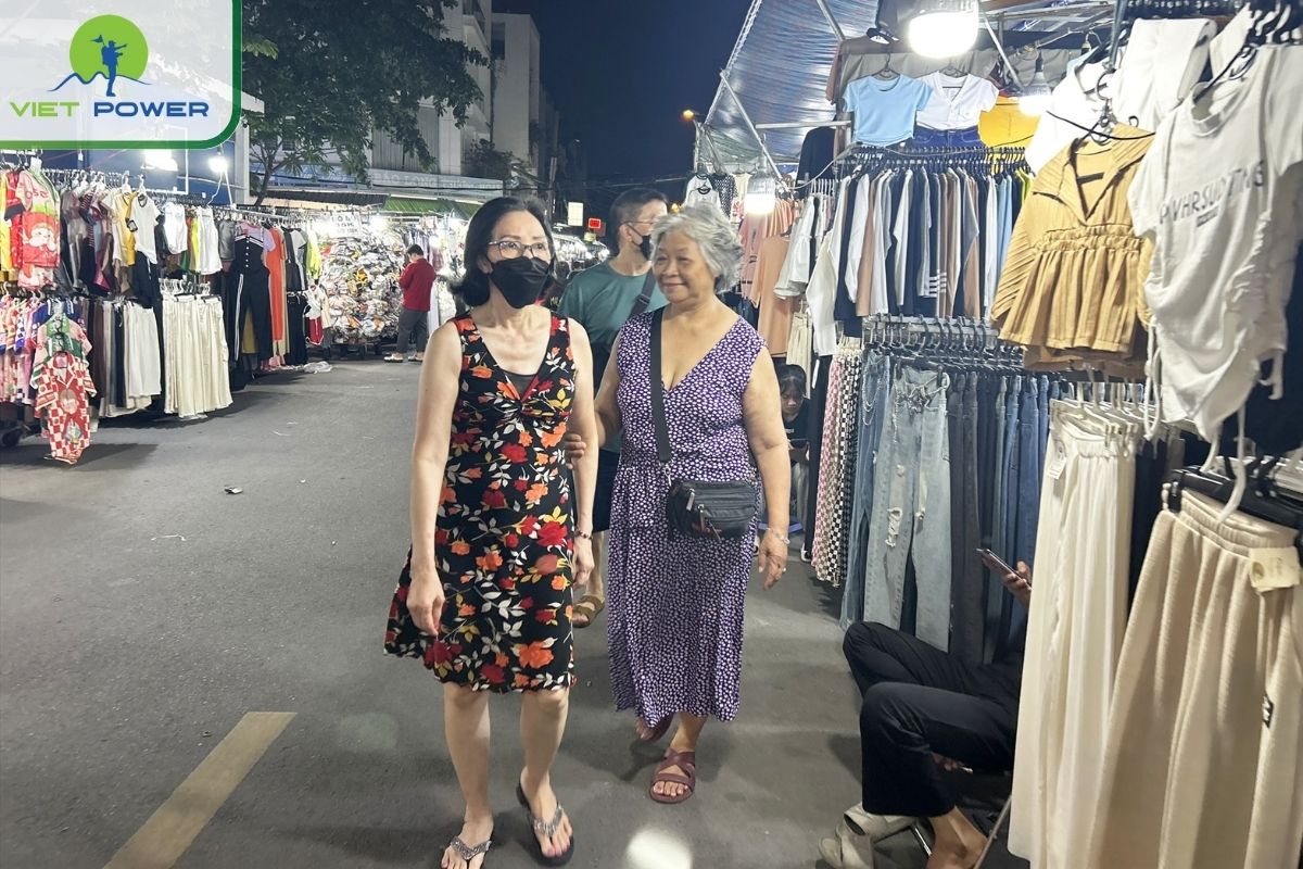 Evening 6 - 11 pm is the ideal time to visit Hanh Thong Tay Market