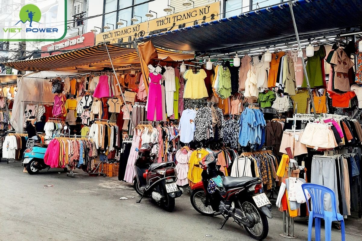 Buy clothes at Hanh Thong Tay market