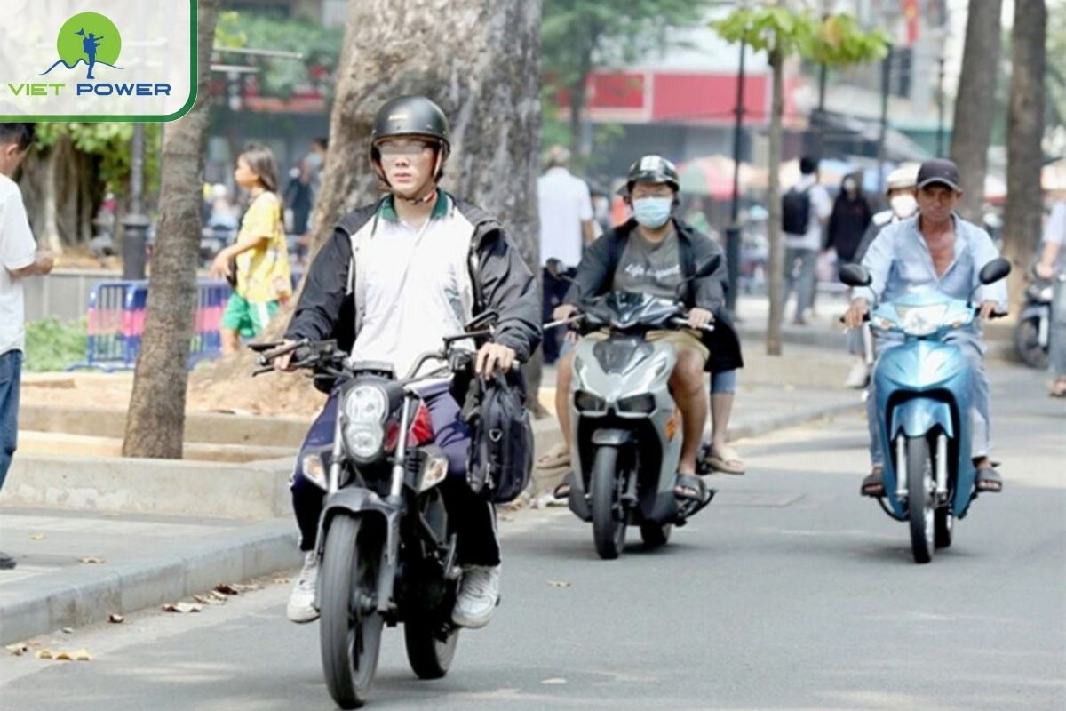 Drive motorbike to Hanh Thong Tay Market