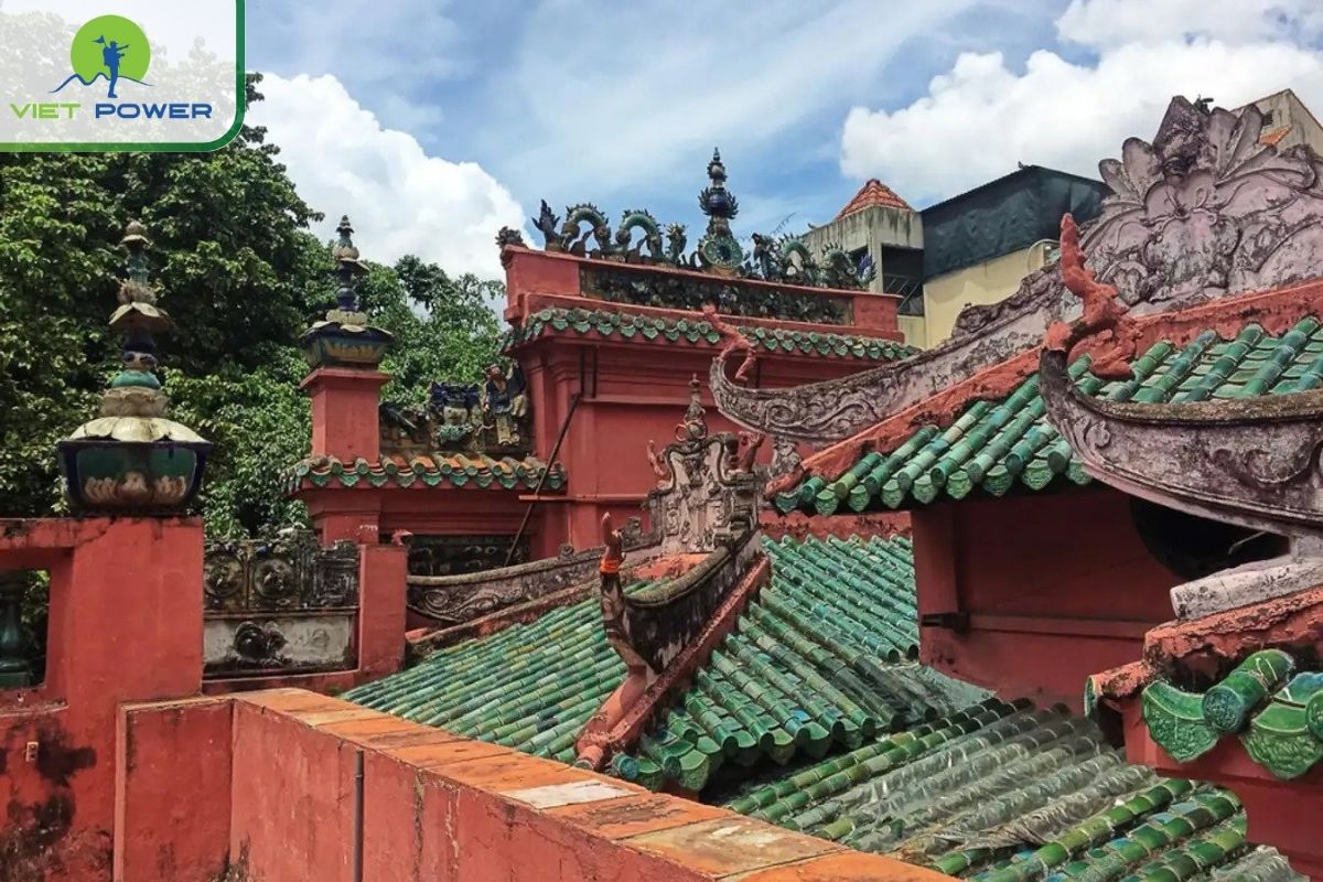 Yin and Yang roof tiles of the Jade Pagoda
