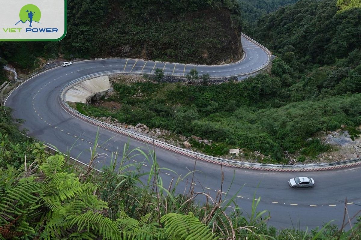 Private Car driving over O Quy Ho Pass
