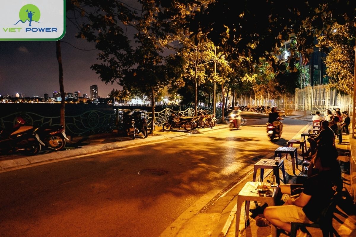 Avoid the hidden spots at West Lake at Night