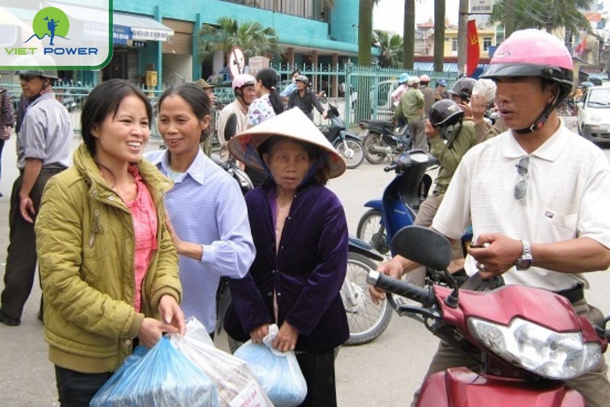 Spontaneous motorbike taxis charge high prices in the old quarter