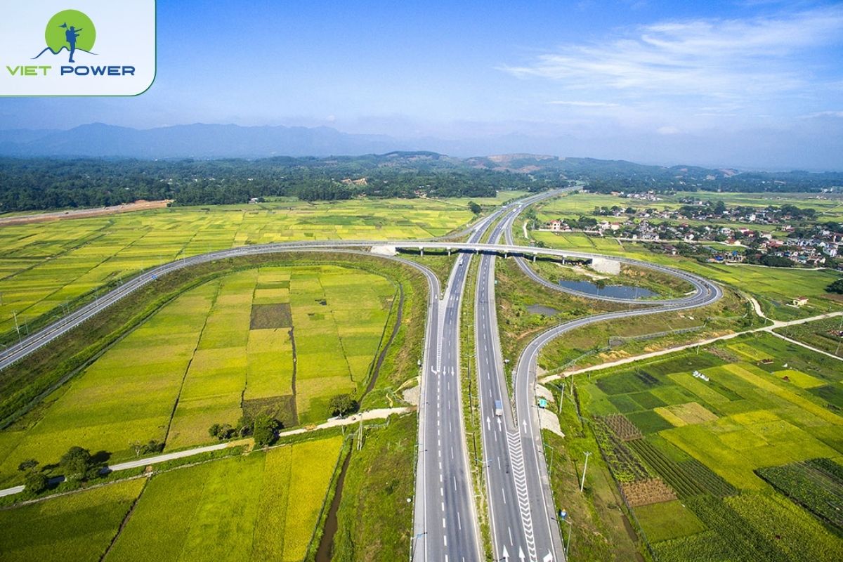 Hanoi–Lao Cai Expressway.