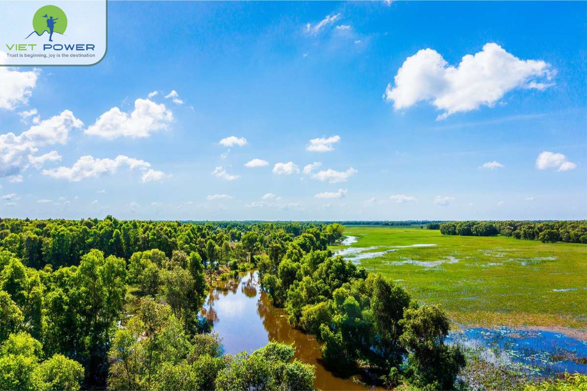 How does seasonal flooding affect Tram Chim’s ecosystem