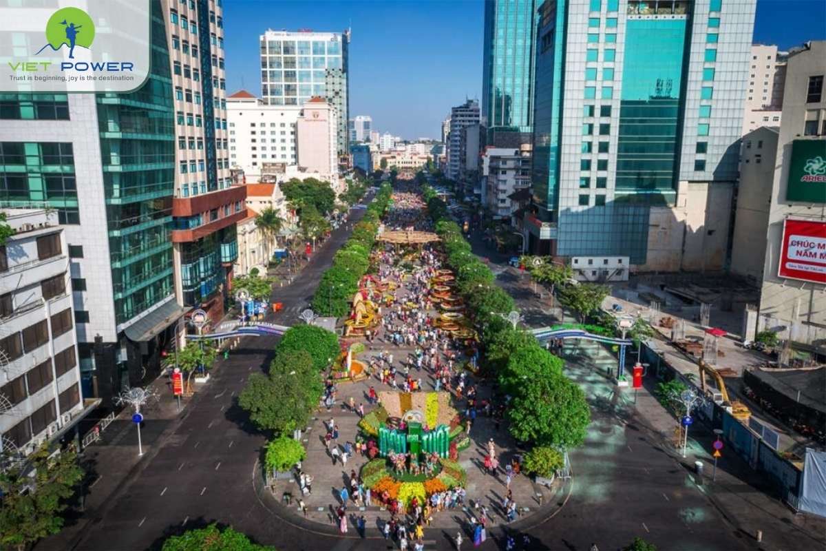 Nguyen-Hue-Walking-Street (4)