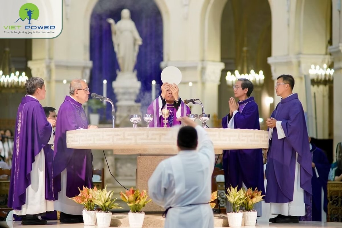 Notre-Dame-Cathedral-of-Saigon (6)