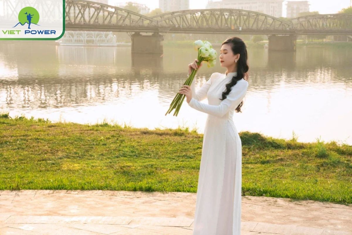 Strolling on Truong Tien Bridge