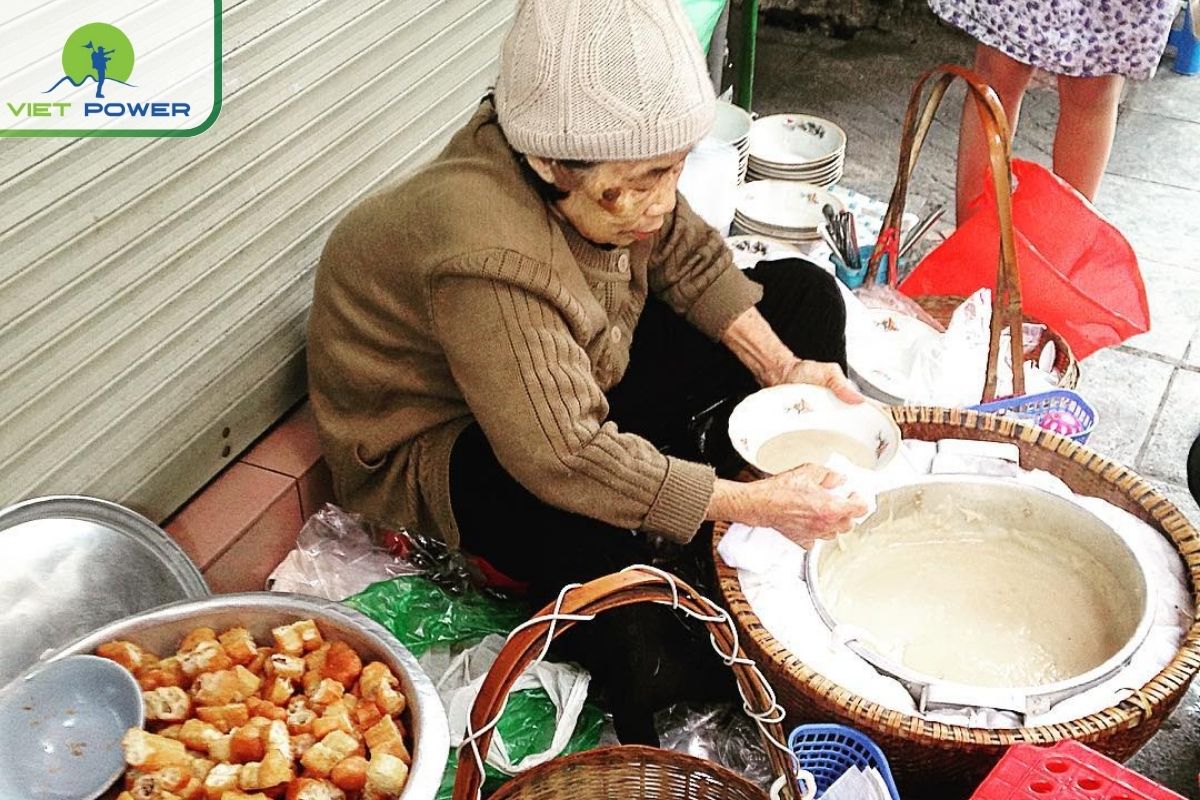 Taste Cháo Sườn at 3 AM from a Street Cart