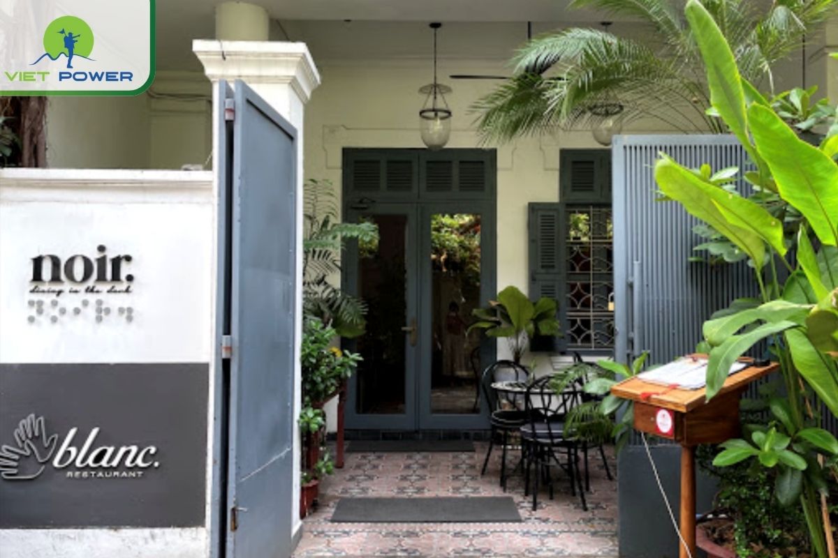 Noir. Dining in the Dark