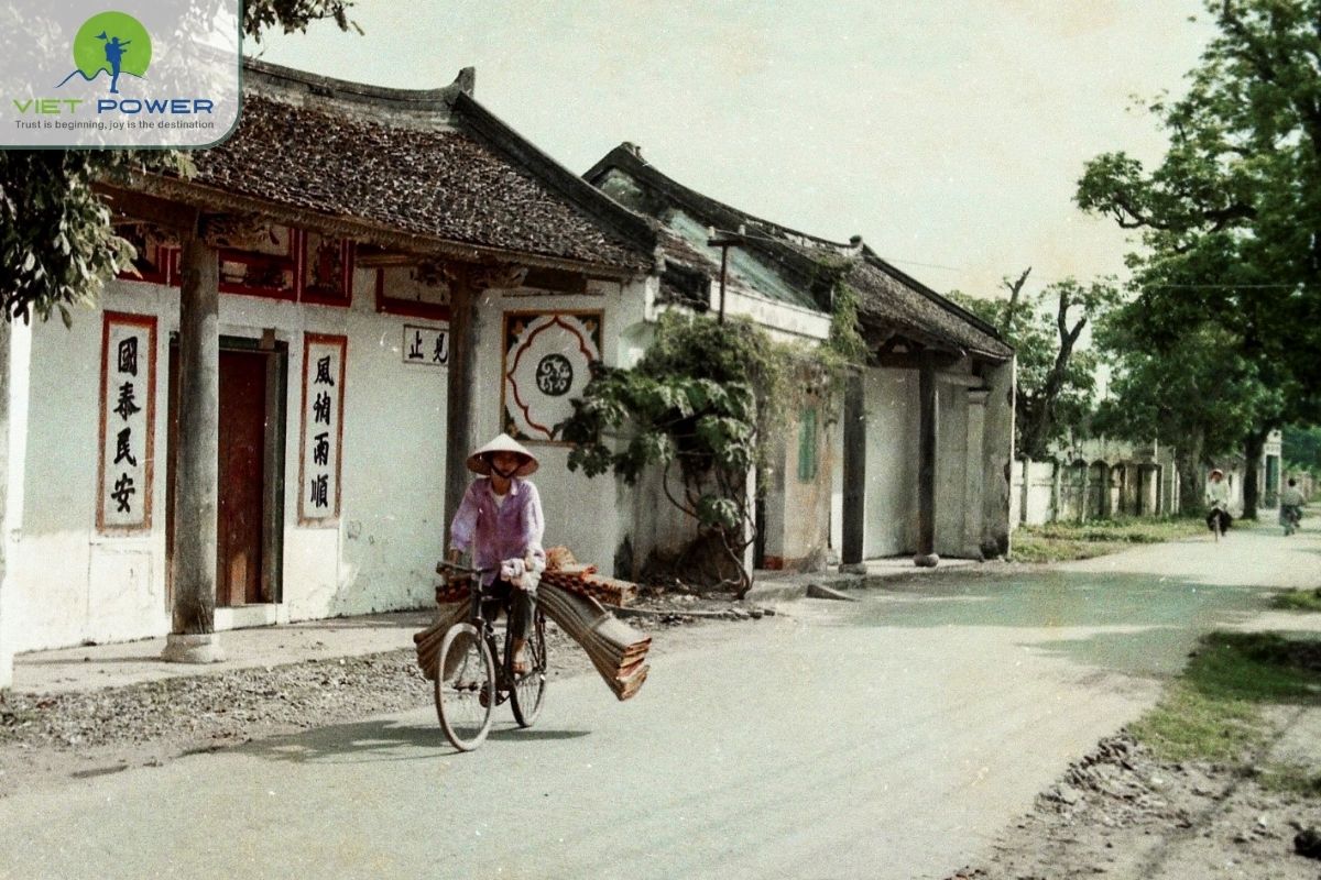 Visiting Pho Hien Ancient Town (5)