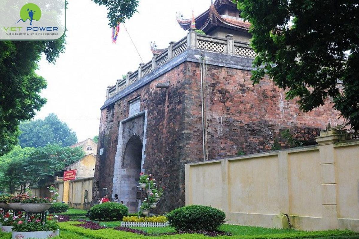 bac-mon-thang-long-citadel-cannonball-scars