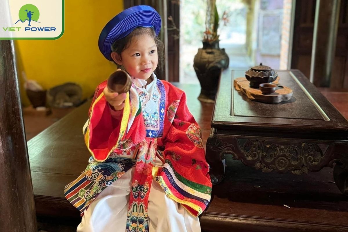 Wear Nhat Binh costume at Dong Dinh museum