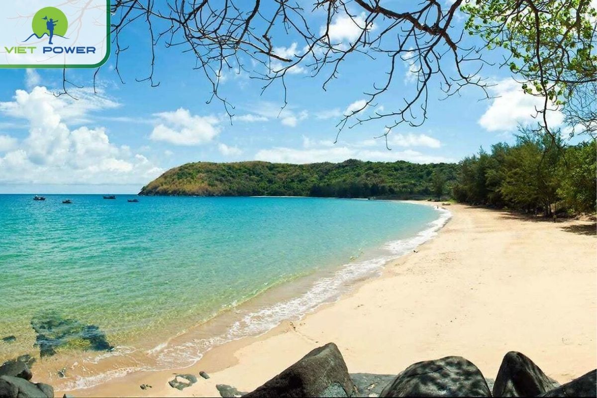 Bai Cat Vang hidden by Monkey Mountain