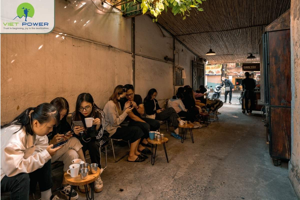 street-coffee-in-ho-chi-minh (2)