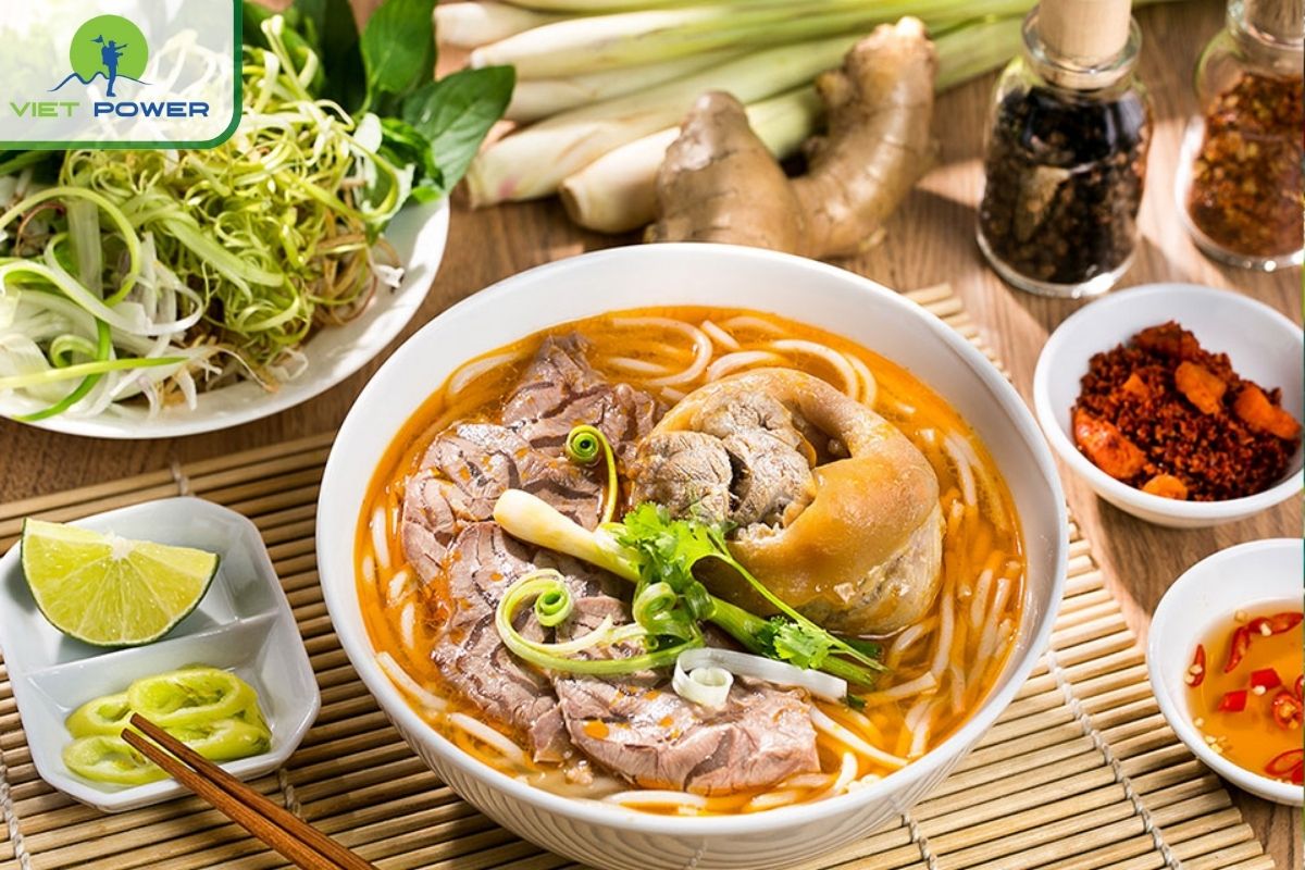 10 Must-Try Street Food in Ho Chi Minh District 1: Bun bo Hue