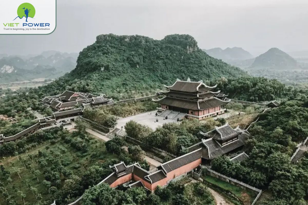 visiting Yen Tu pagoda (2)