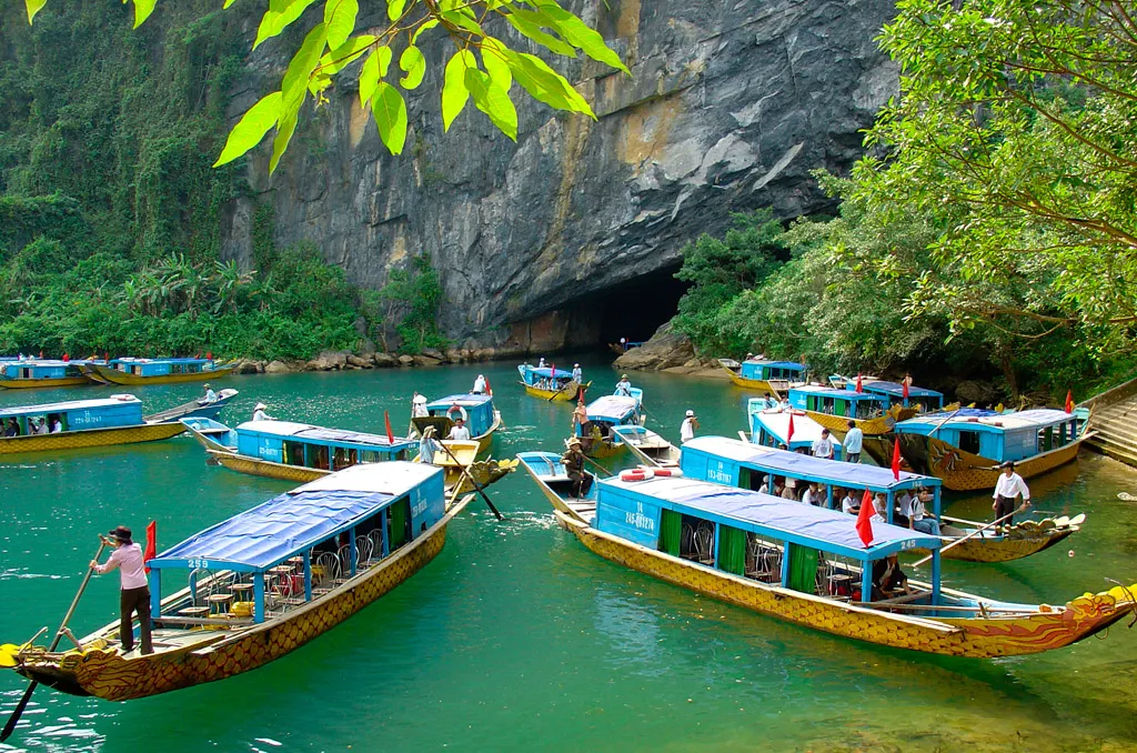 Hue to Paradise Cave: Private Day Tour to Explore Natural Wonders