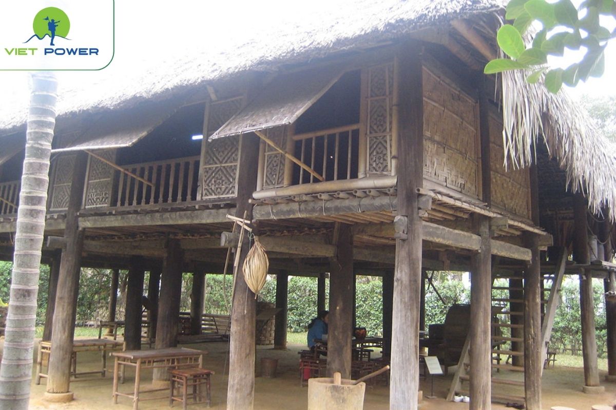 Feng Shui-Oriented Giay Architecture 