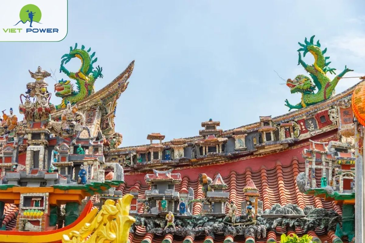 The Roof & Facade – Artistic Craftsmanship