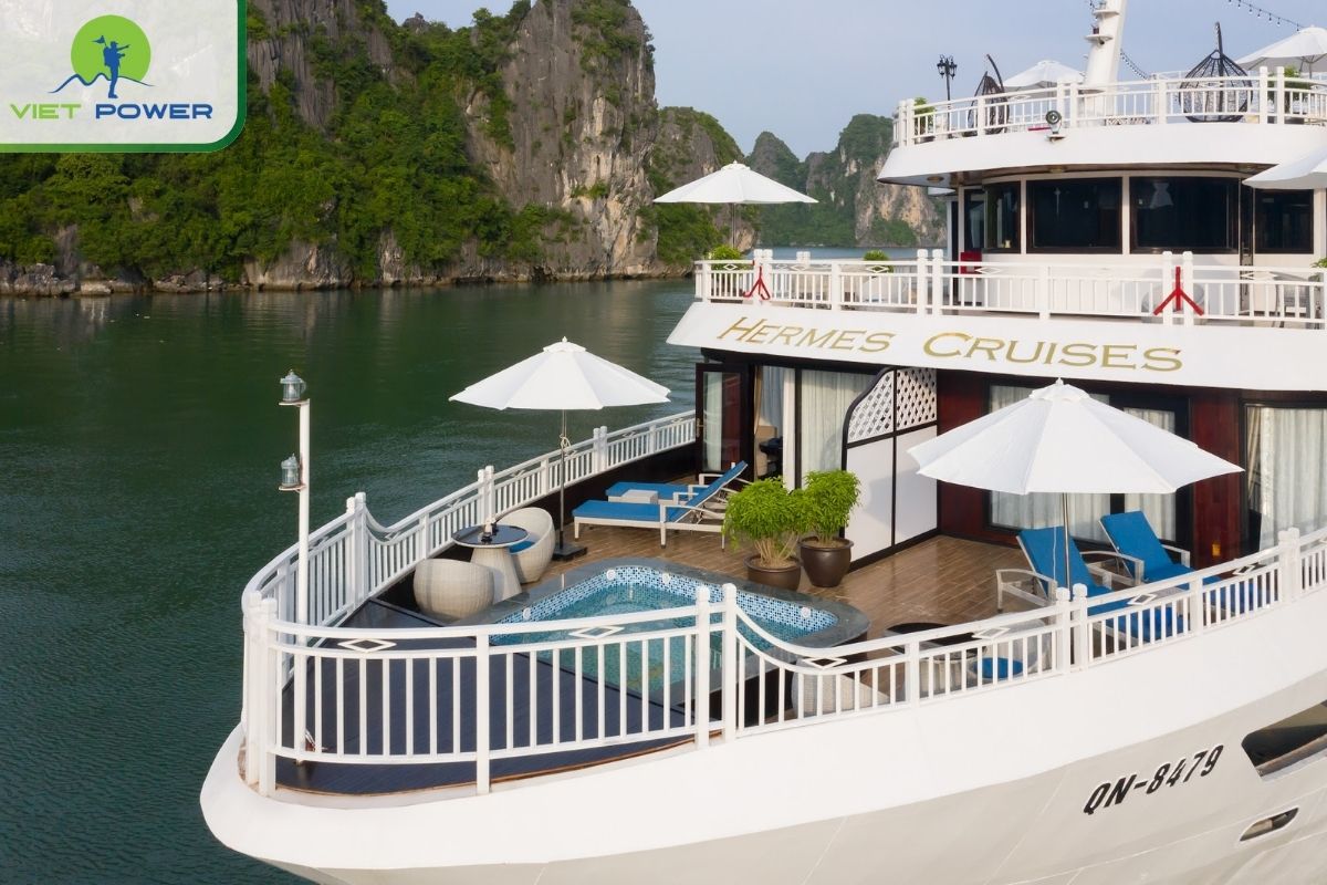 Sundeck & Infinity Pool