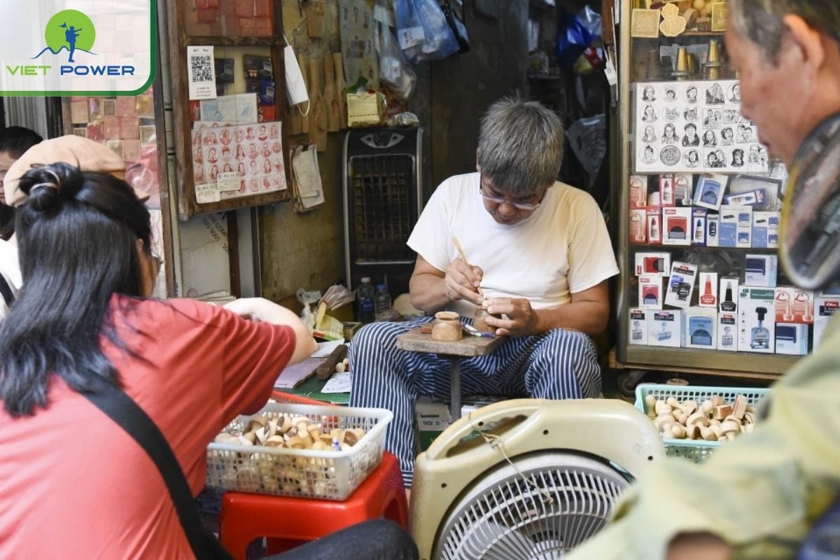 Ưatch handicraft demonstrations at Cho Lon