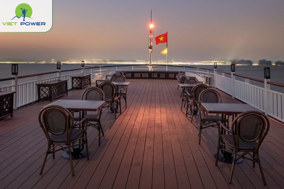 360-Degree Sundeck Views