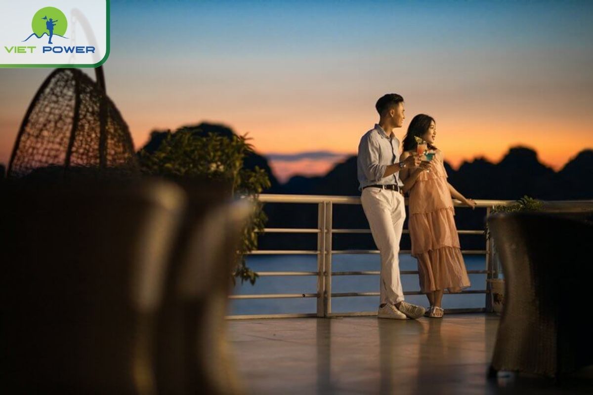 Private Deck Dining & Stargazing