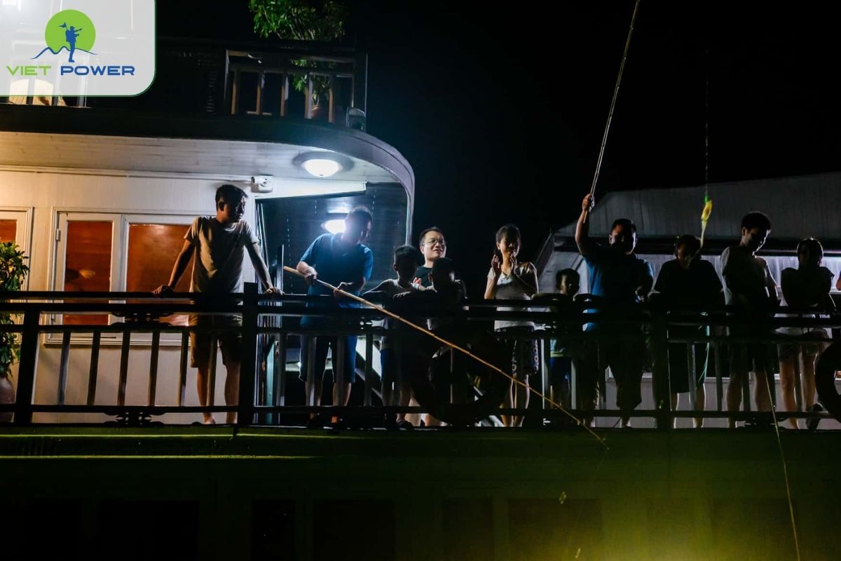 Squid fishing with guidance from the crew