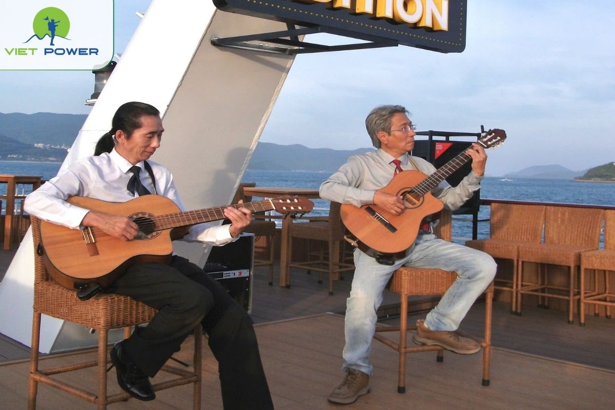 Canapé party and live guitar & violin performance