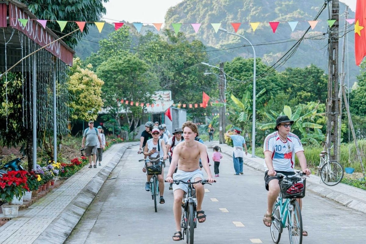 Cycle through Viet Hai Village