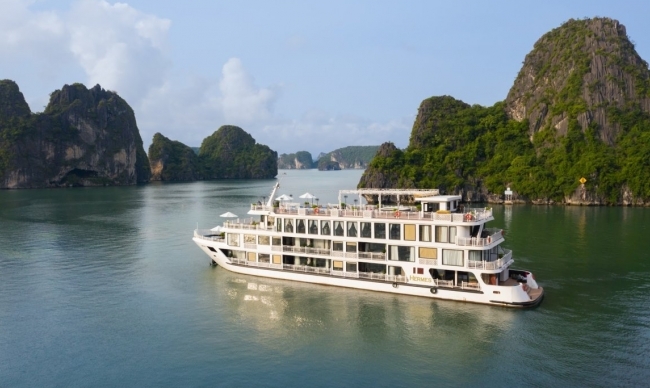 Hanoi - Tuan Chau Marina - Halong Bay - Luon Cave - Titop Island