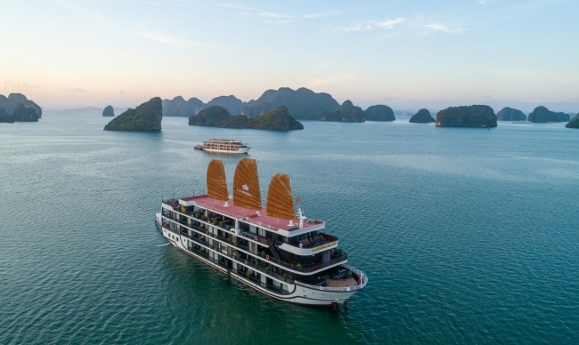 Hanoi - Halong Bay - Lan Ha bay - Dark and Bright Cave