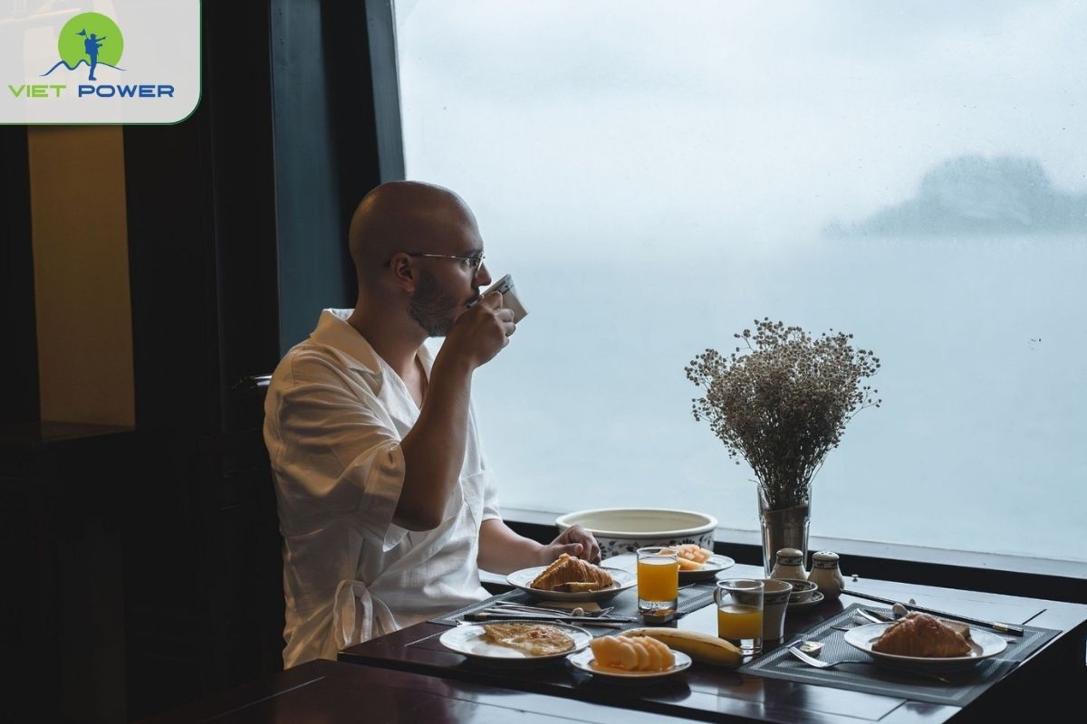 Relaxed brunch on board