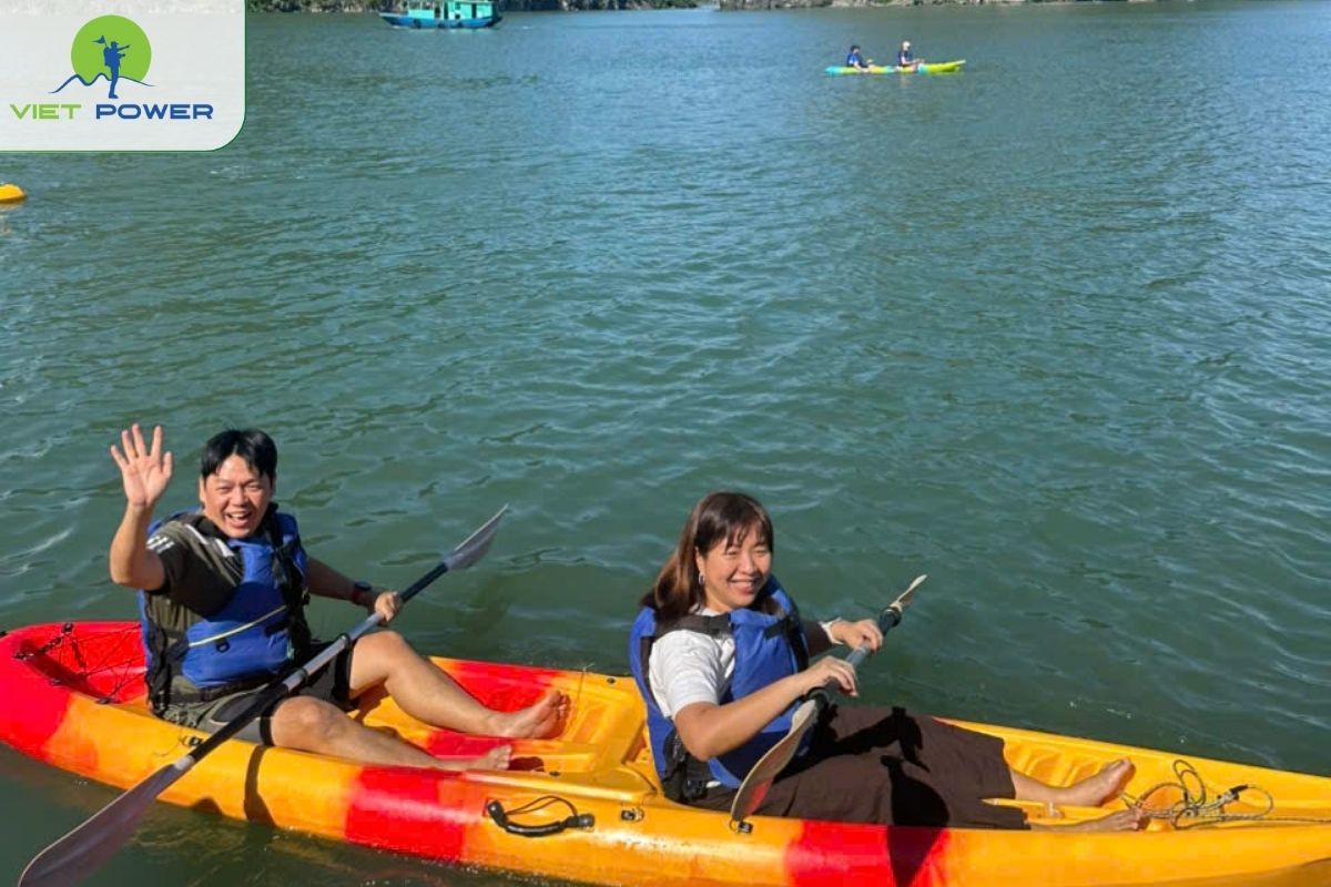 Kayaking around Tra Bau floating area