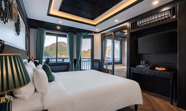 Senior Suite Private Balcony (1st desk)