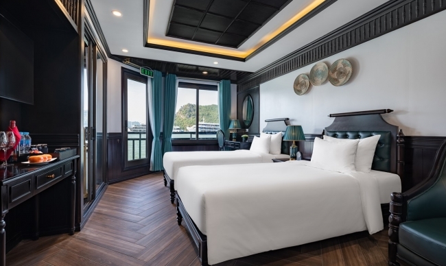 Senior Suite Private Balcony (1st desk)