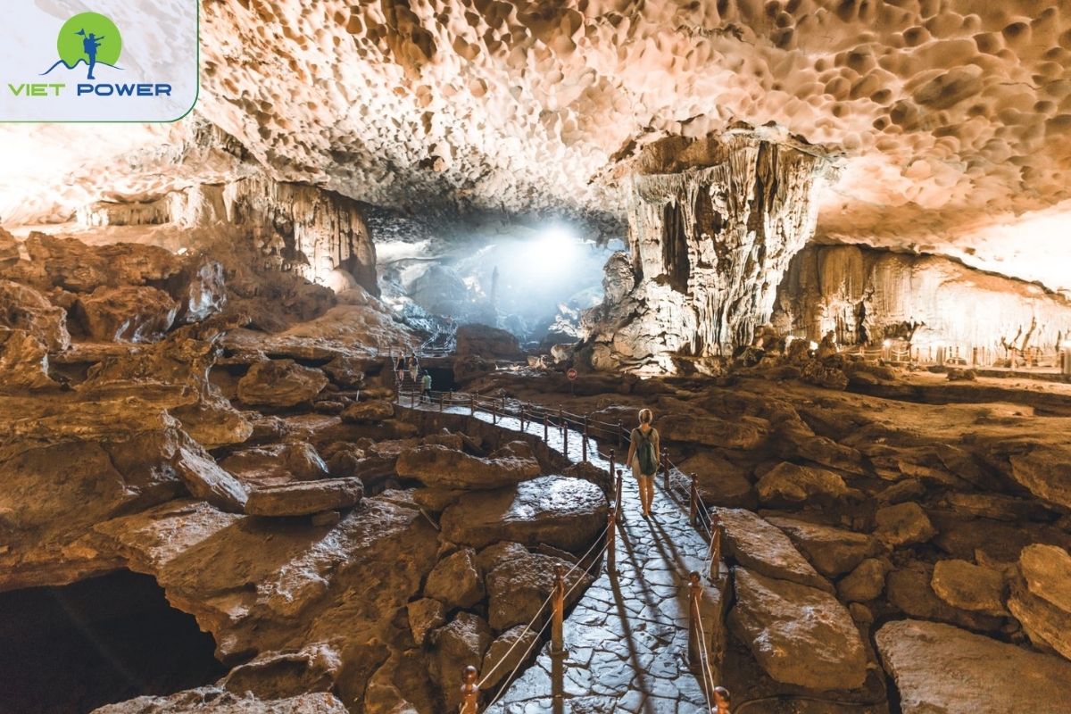 Guided visit to a highlight cave in Ha Long Bay