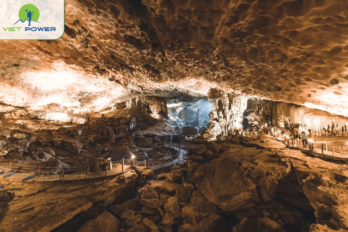 Sung Sot (Surprise) Cave