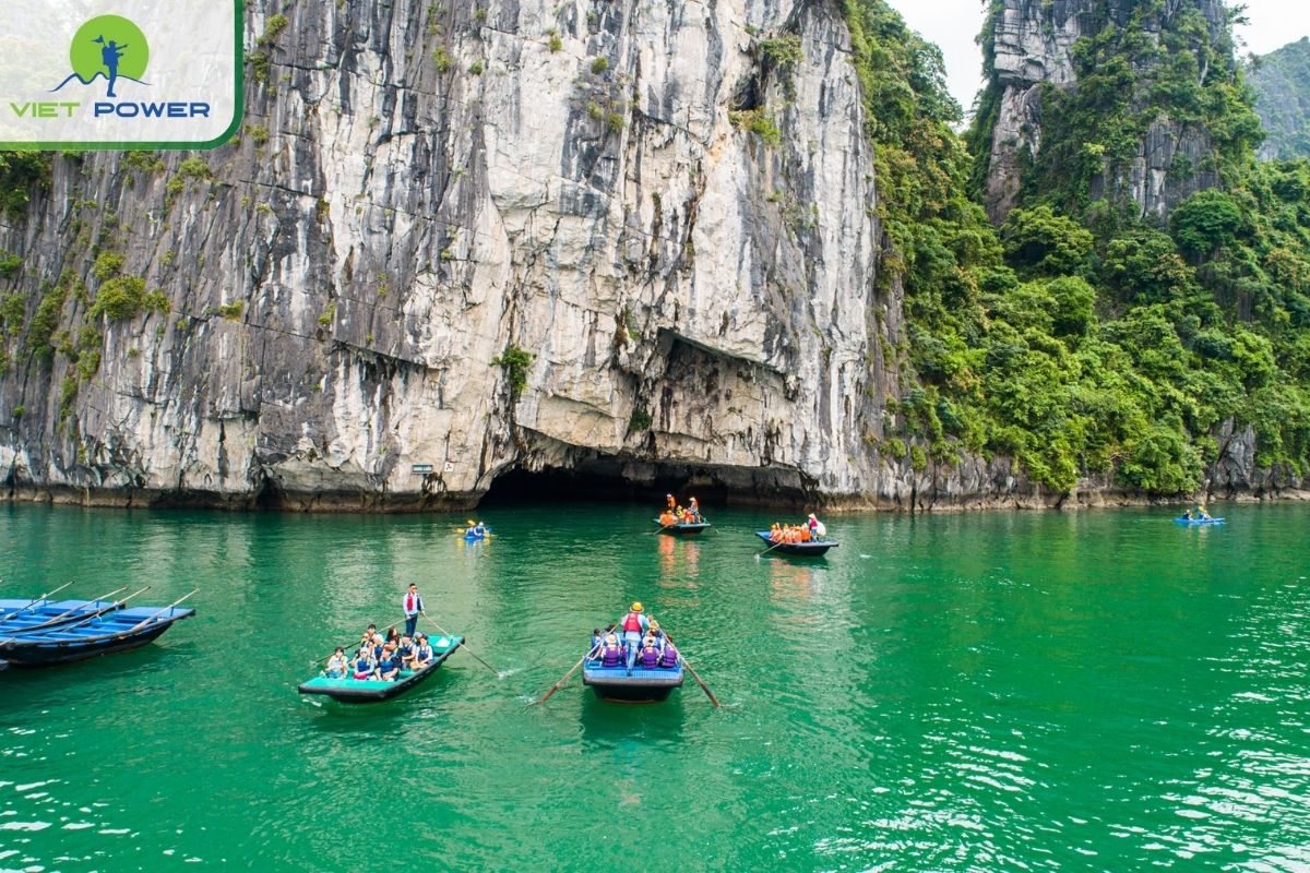 Kayaking in Lan Ha Bay